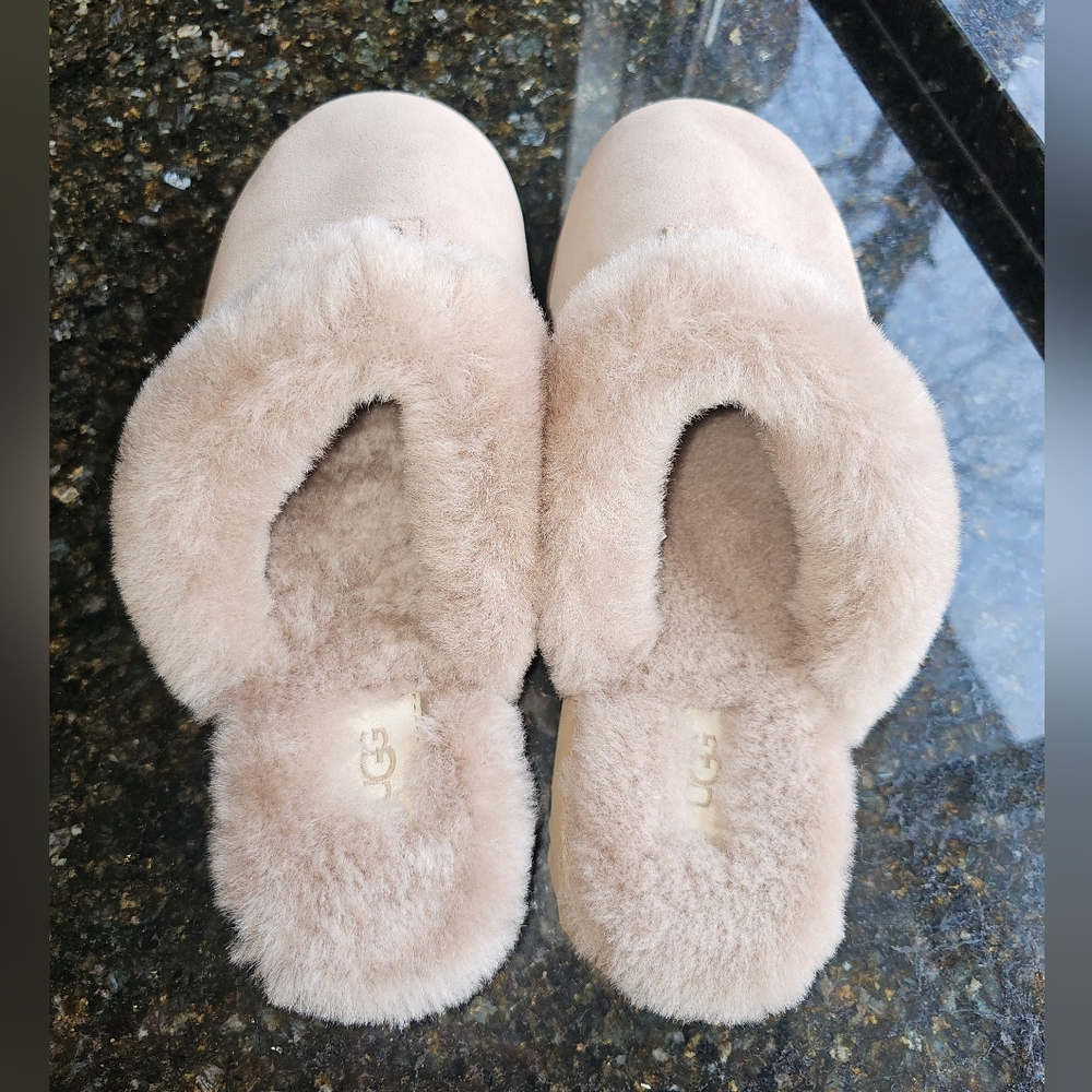 UGG Women's Cozy Tan Slippers Sz 12 - Picture 10 of 11